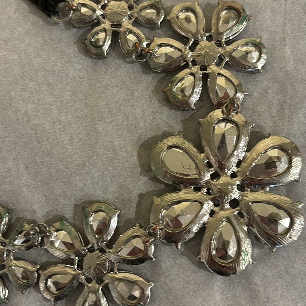 Grey crystal flower necklace with black ribbon - Picture 5 of 5